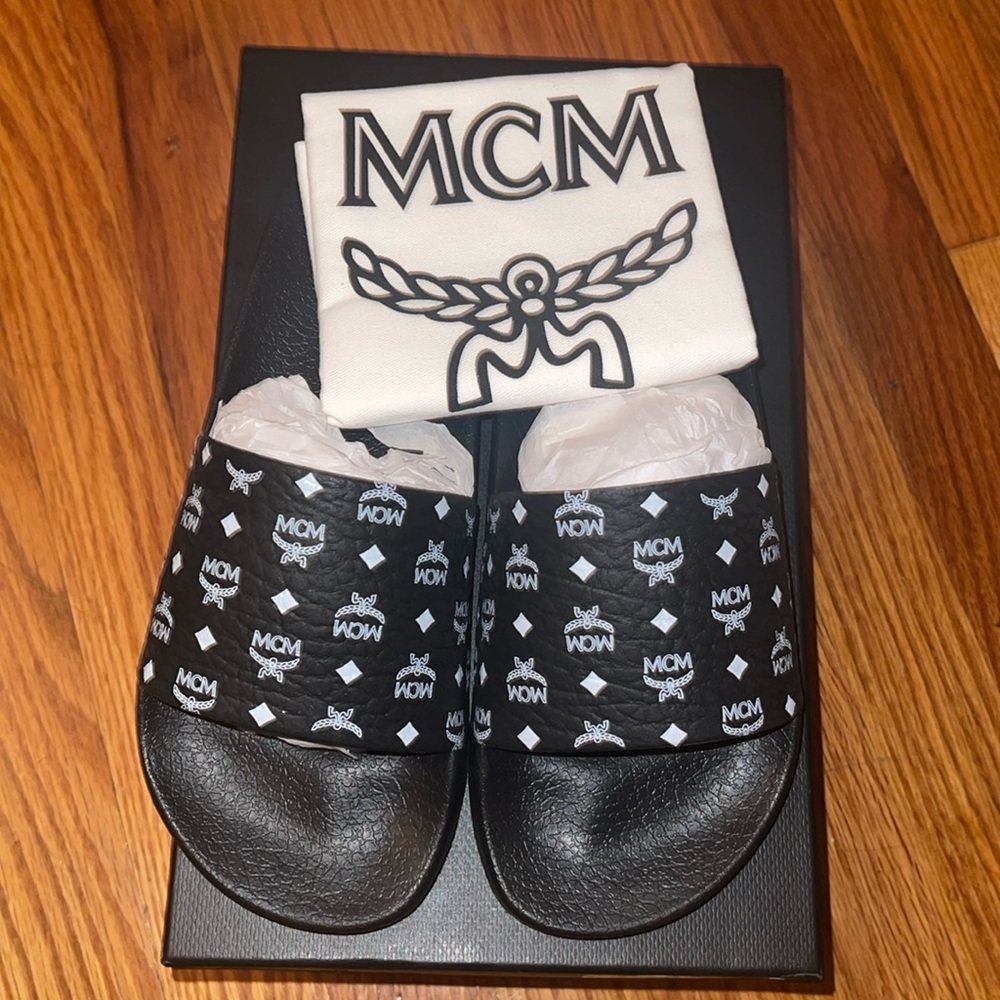 White monogram print slide (black)